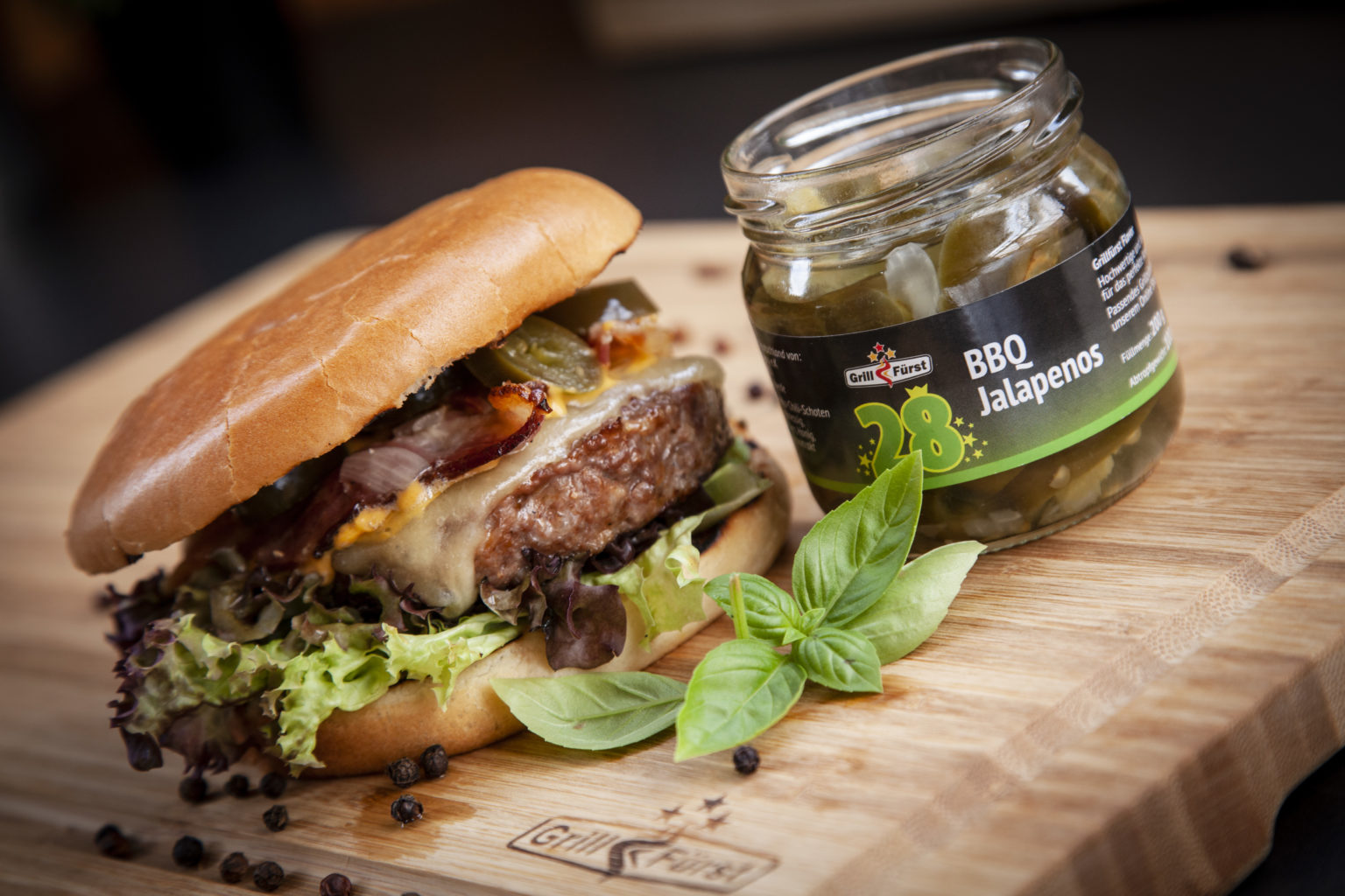 Klassischer Burger - mit Zwiebelmarmelade und Jalapenos - Grillrezepte