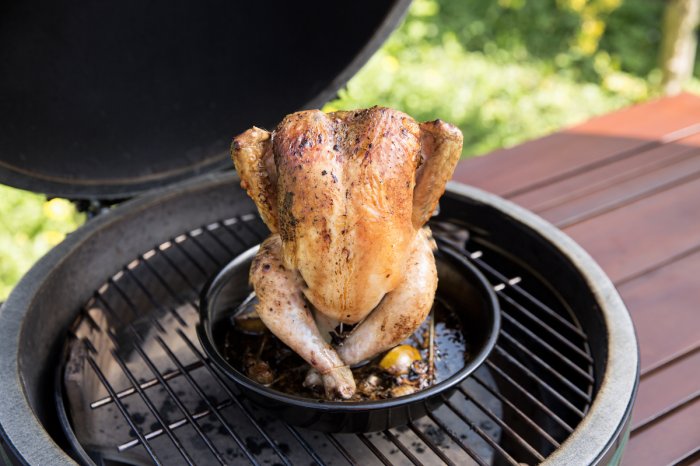 Das Bierdosen-Hähnchen mit Big Green Egg Zubehör im Big Green Egg Der convEGGtor sorgt für perfekte indirekte Hitze im Garraum - für saftige und köstliche Ergebnisse!