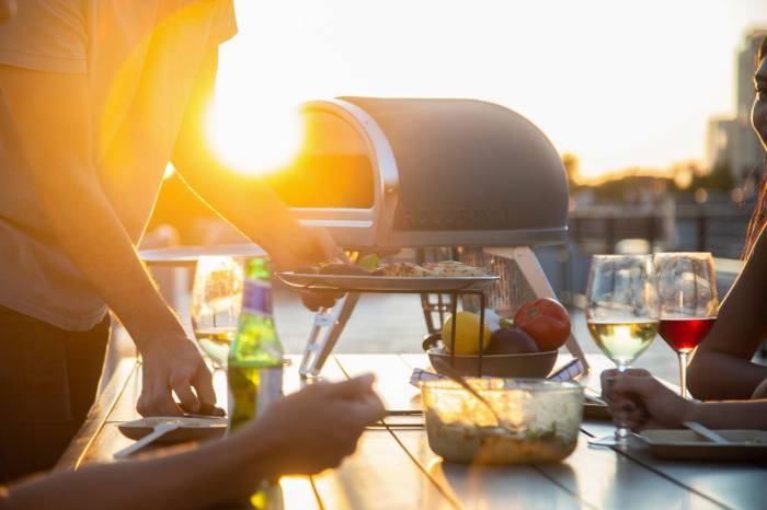 Gozney Gas Pizzaofen Roccbox auf dem Tisch