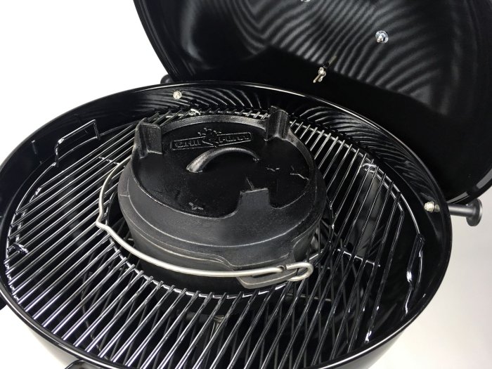 Grillfürst Dutch Oven in die Aussparung im Grillrost einsetzen Grillfürst Dutch Oven in die Aussparung im Grillrost einsetzen