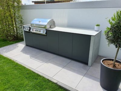 Die Outdoorküche mit individuell angefertigtem Sockel Die Outdoorküche aus einem individuell angefertigtem Sockel aus HPL Platten