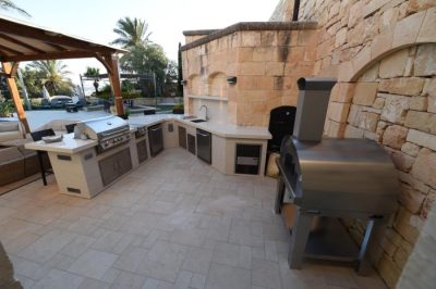 BULL Outdoor Küche mit Vollausstattung Die Outdoor Küche mit Einbaugrill, Spüle, Seitenbrenner, Kühlschrank, Schubladen, Türen und Pizzaofen