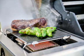 Broil King Baron 490 IR Shadow Gasgrill - GOURMETSET mit Outdoorchef Blazinglas® + zusätzliche Edelstahlroste - Hover