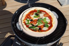 Ab 750,00€ Warenkorb kostenfrei dazu: Outdoorchef Premium PIZZASET: Pizzastein Ø 32,5 cm + Pizzaschneider - Hover